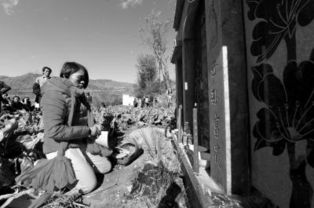 老人在坟前哭泣