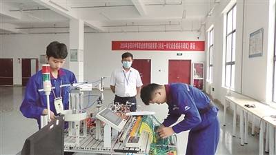 手工耿在工作室调试新设备