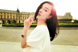 黄奕在活动现场微笑回应媒体提问