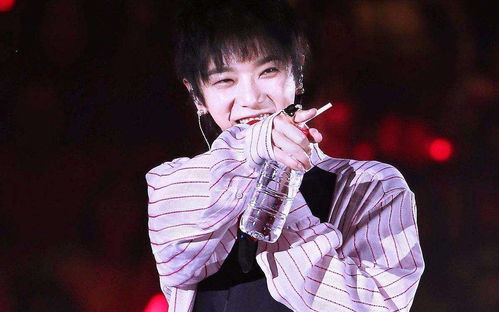 华晨宇青岛演唱会撸串喝酒：我干了！粉丝直呼太接地气