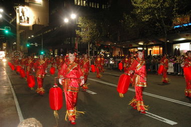 巡游队伍行进在贵阳街头