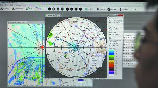 气象预报员分析天气图