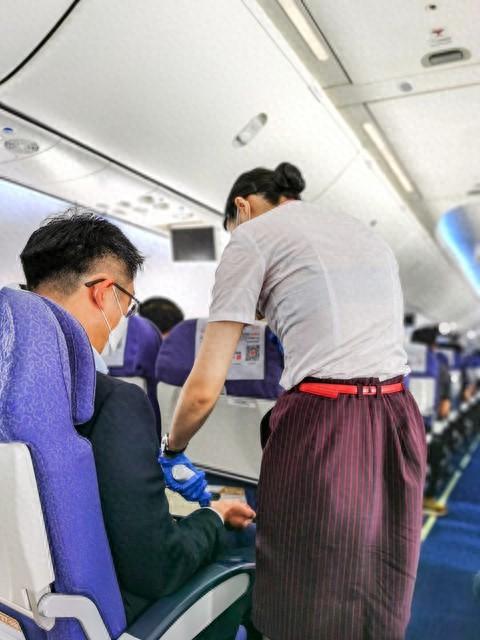 教师威胁将学生从3楼扔下，教育底线还能守住吗？