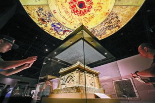 参观者在博物馆内驻足观看展品