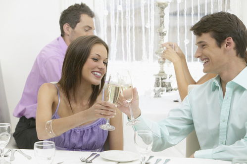 女生在咖啡馆写作