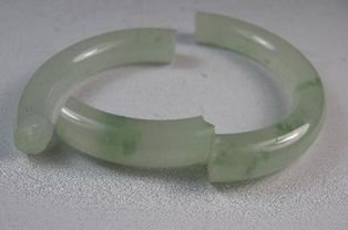 刘晓庆直播带货翡翠手镯画面