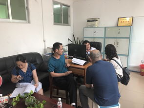 办公室里一群年轻人在讨论工作