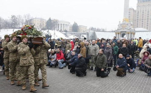 乌克兰士兵归国后与家人相拥场景