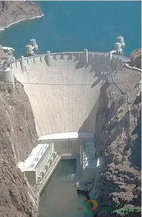 中方工程师在大坝工地讨论技术方案