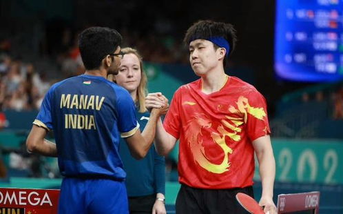 王楚钦在比赛中专注接球