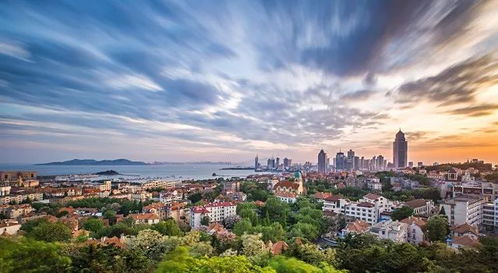 母亲站在城市阳台上远眺风景