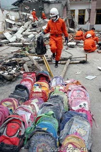 人们手牵手在废墟前默哀的画面