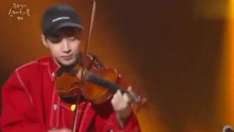 刘宪华在舞台上表演小提琴