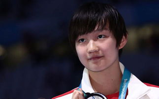 李冰洁接受记者采访时微笑回答提问