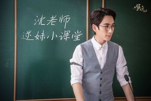 沈巍在街头翻找可回收物