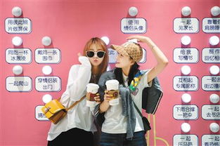 年轻人在博物馆内拍照打卡