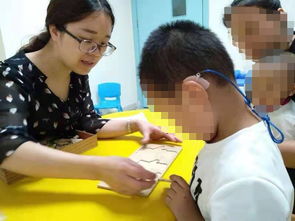 女生进行语言康复训练