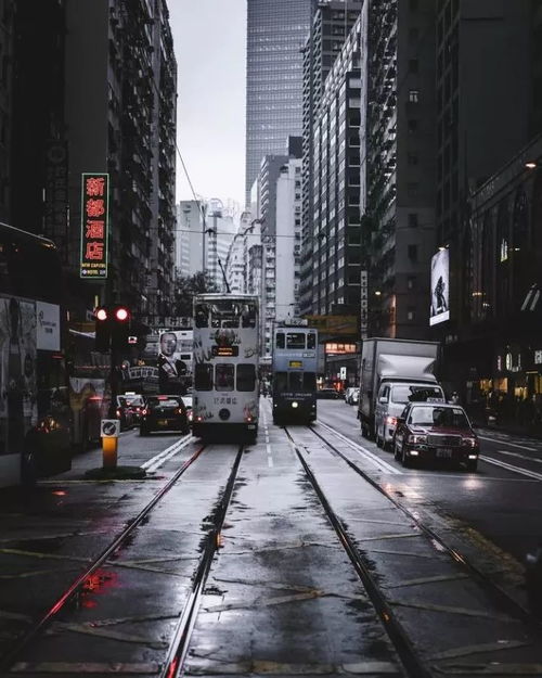 城市街头人们穿梭忙碌的场景