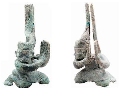 三星堆扭头跪坐人像侧脸特写