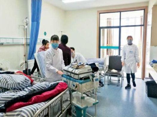 艾威在医院陪护妻子Lisa