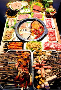 火锅店热气腾腾的一锅红汤