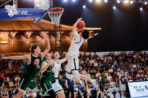 观众欢呼喝彩的街球霸王现场