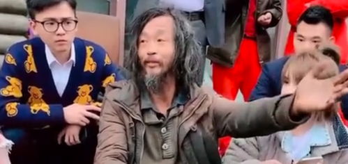 沈巍手持书籍在街头阅读