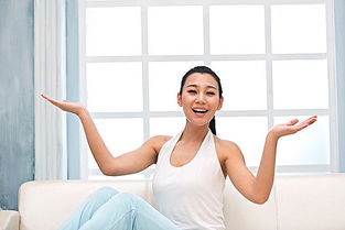 女子坐在沙发上沉思