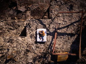 风暴摧毁小镇后的航拍画面