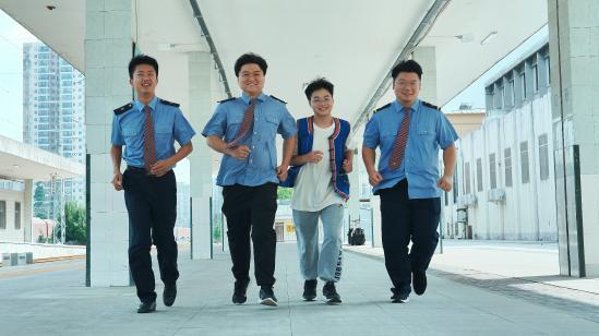 贵州男孩李宇豪走出医院