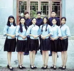 毕业照上的学生集体比心手势