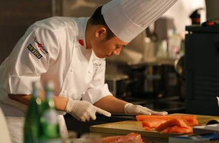 一位厨师正在厨房里认真炒制辣椒