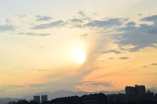 一对夫妻在阳台看夕阳