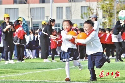 学生在学校操场快乐奔跑