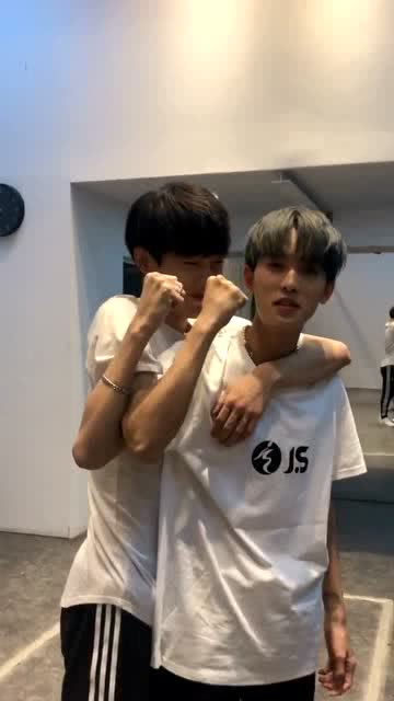 一群小朋友在教室里上课