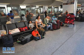 乘客在机场大厅围观争吵事件