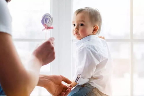 小女孩往陌生人饮料里加洗手液，当事人：已报警，希望家长好好教育