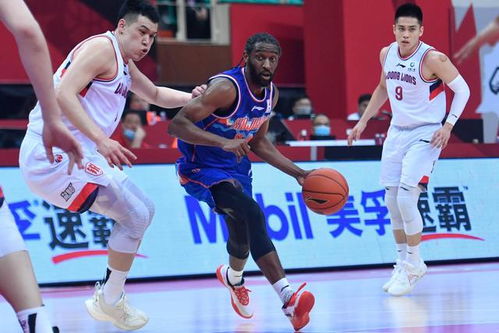 CBA赛场全景图展示激烈比赛氛围