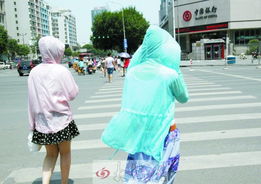 郑州街头人们撑伞防晒