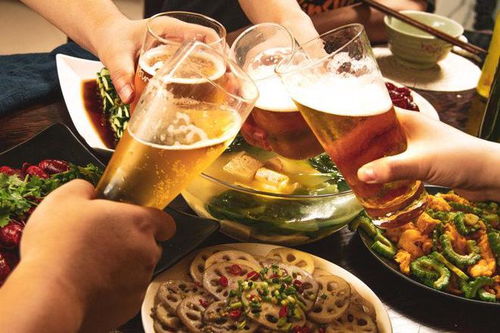 一群年轻人围坐在火锅桌前开心地夹菜