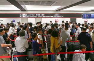 机场旅客排队办理值机手续