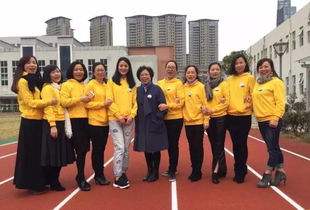 一群人合影拍照庆祝同学会