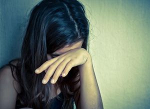 女孩在黑暗中惊恐地睁眼