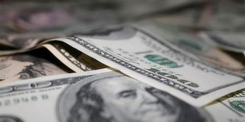 美元纸币与破碎玻璃背景