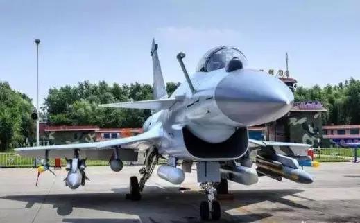 歼-10CE到底有多厉害？外媒飞行员亲测后这样说！