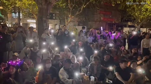 粉丝在演唱会外场边吃烧烤边听歌