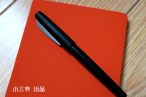 笔记本和钢笔的写作工具摆拍图