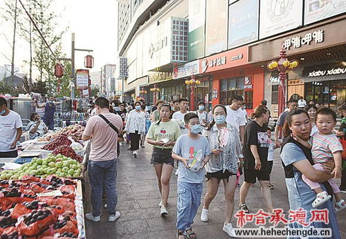 夜晚的城市街头人潮涌动，灯火辉煌