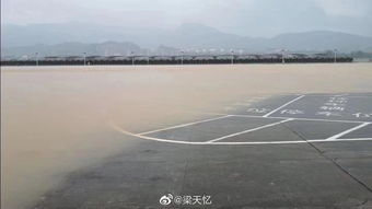 暴雨天气下的山体滑坡示意图