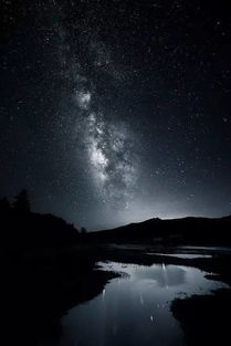 人们仰望夜空好奇地讨论不明飞行物